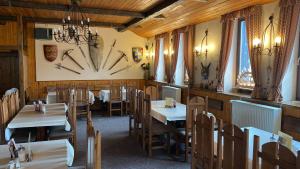 博兹达尔博兹达尔酒店 - 神剑的餐厅设有桌椅和墙上的时钟