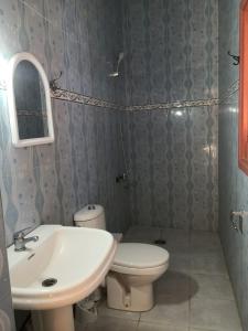 Family house 2 bedrooms, 2 sdb, near Center of Nador & Airport的一间浴室