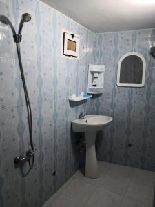 SelouaneFamily house 2 bedrooms, 2 sdb, near Center of Nador & Airport的一间带水槽和淋浴的浴室