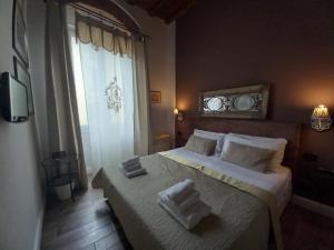 佛罗伦萨奇马托利B&B酒店的一间卧室配有一张床,上面有两条毛巾