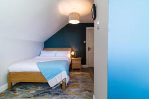 基尔罗南Port Aran House的一间卧室配有一张蓝色墙床