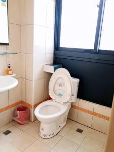 金宁乡心琴2馆的浴室设有卫生间、窗户和水槽。