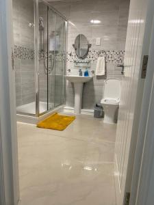 曼彻斯特卢施尔梅旅馆的带淋浴、盥洗盆和卫生间的浴室