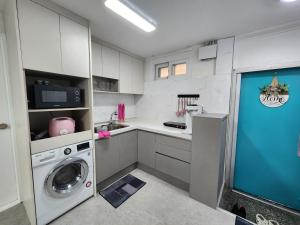 首尔LaonHajae的厨房配有洗衣机和洗衣机。