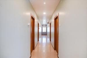 海得拉巴FabHotel Lio7 Grand的医院走廊的走廊,带木门