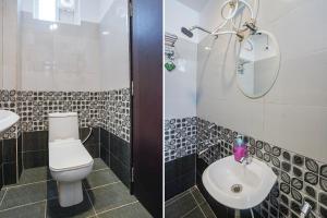 海得拉巴FabHotel Lio7 Grand的浴室的两张照片,配有卫生间和水槽