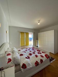 洛桑Appartement élégant & ensoleillé的一间卧室,床上有红色玫瑰
