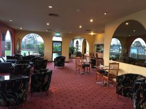巴拉腊特钟楼旅馆的用餐室设有桌椅和窗户。