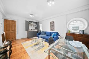 伦敦Apartment 5, 48 Bishopsgate by City Living London的客厅配有蓝色的沙发和桌子