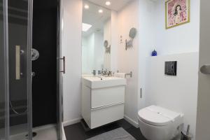 马德里Apartamento Superior Centro Madrid的浴室配有卫生间、盥洗盆和淋浴。