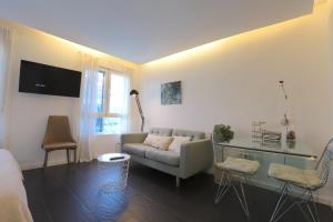 马德里Apartamento Superior Centro Madrid的客厅配有沙发和桌子