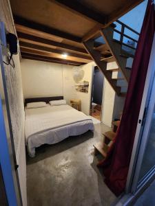 乔治市Dou Houz Georgetown的卧室配有白色的床和楼梯。
