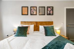 伍斯特WhiskAwayStays - Victoria House - Apartment 4的卧室配有白色床和2个绿色枕头