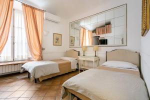 罗马斯皮恩尼套房住宿加早餐旅馆的一间卧室配有两张床和镜子