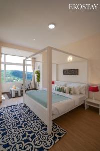 乌提EKOSTAY I Pearl House Villa I 360 Degrees Tea Estate的一间卧室配有一张天蓬床和蓝色地毯