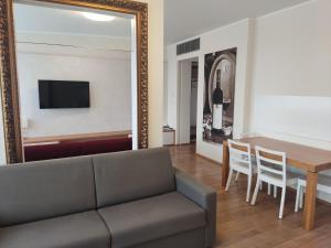 大比洛维采Hotel Madl的带沙发、桌子和镜子的客厅