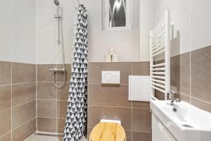 布拉迪斯拉发City Center Suite - Modern & Stylish的带淋浴、卫生间和盥洗盆的浴室