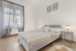 布拉迪斯拉发City Center Suite - Modern & Stylish的白色的卧室设有床和窗户