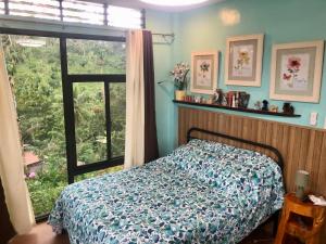 宿务Anza Cabin at Threesome Cafe的一间卧室设有一张床和一个窗口