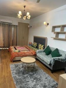 诺伊达Palm Studio & looms的一间带两张床和一张沙发的客厅