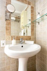 罗马斯皮恩尼套房住宿加早餐旅馆的浴室设有白色水槽和镜子