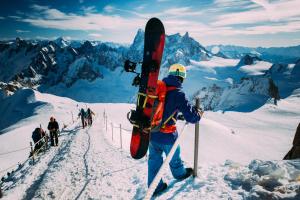 夏蒙尼-勃朗峰Chalet Le Grepon - Happy Rentals的登上山顶的滑雪板的人