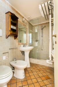 罗马斯皮恩尼套房住宿加早餐旅馆的浴室配有卫生间、盥洗盆和淋浴。