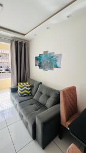 圣路易斯Apartamento Home Pratice的客厅配有沙发和椅子