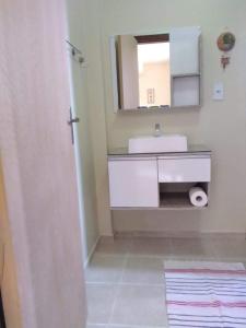 廷博Pousada Guesthouse的浴室设有白色水槽和镜子