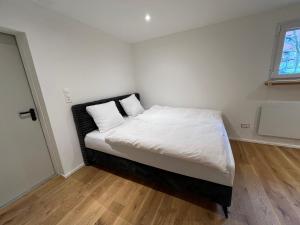 布里格Studio Glishorn Blick的小卧室配有带2个白色枕头的床
