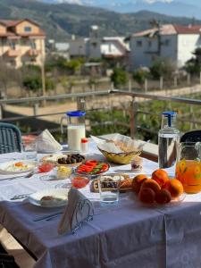 培拉特Harmony Villa Berat的一张桌子,上面放着食物和饮料