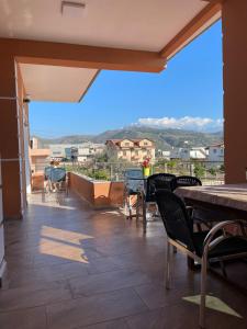 培拉特Harmony Villa Berat的设有一个配有桌椅的阳台,享有美景。