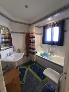 纳布勒Dar jemaa的一间带水槽、浴缸和卫生间的浴室