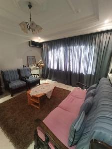 纳布勒Dar jemaa的客厅配有大床和沙发