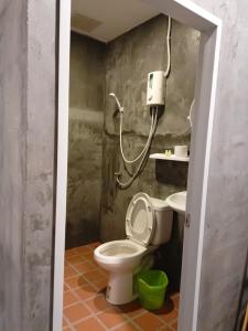 高兰猫简易别墅旅馆的一间带卫生间和水槽的小浴室