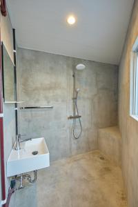 宫古岛Hotel CABANA カバナ 宮古島的一间带水槽和淋浴的浴室