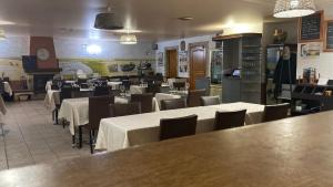 勒克罗图瓦奥克斯多利斯基恩酒店的餐厅内带桌椅的用餐室