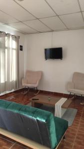 SiguatepequeLa casa de la Gaviota的带沙发和平面电视的客厅