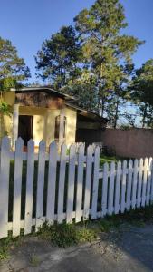SiguatepequeLa casa de la Gaviota的小屋前的白色栅栏