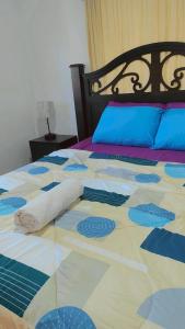 SiguatepequeLa casa de la Gaviota的床上有蓝色和白色的被子