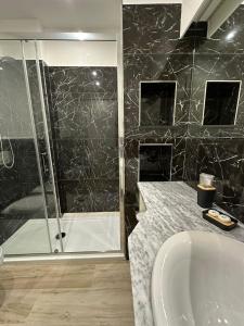 莱什Evergreen Laguna Vain-Lezhe的带淋浴、浴缸和盥洗盆的浴室