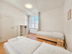 杜伊斯堡RAJ Living - 3 Zimmer Wohnung - 25 Min zur Messe DUS的白色的客房设有两张床和窗户。