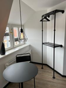 布克斯泰胡德Studiowohnung 6 in Buxtehude的配有桌子、椅子和灯的房间