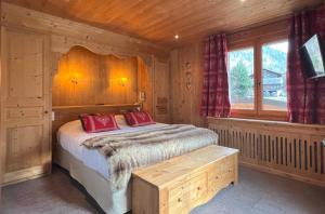 莫尔济讷克拉夫莎普酒店的一间卧室配有一张带红色枕头的床和一扇窗户