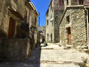 BigornoNuits magiques au village entre mer et montagnes的老石头建筑中的一条小巷