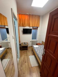 多瑙新城Álom Vendèghàz的带两张双层床和一扇门的房间