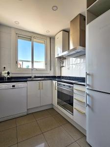 巴塞罗那Classbedroom Fira Business Apartment的厨房配有白色橱柜和冰箱。