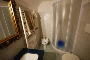 特尔尼Appartamento Terni Centro的带淋浴、卫生间和盥洗盆的浴室