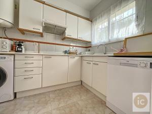 埃斯塔蒂特La Bella Lola Estartit Rental的厨房配有白色橱柜、洗衣机和烘干机