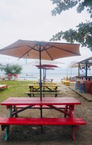 Lapu Lapu CityThe Beach Park Hadsan的海滩上带遮阳伞的野餐桌